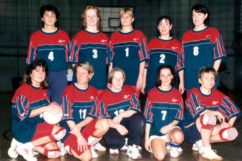 1999 2. Mannschaft --- Stehend v.l.: Janette Mader, Diana Schlosser, Elke Höhlein, Sabine Knoop, Erika Schielke --- Kniend v.l.: Petra Schlosser, Angelika Leberecht, Dagmar Koller, Kathleen Oeser, Ulrike Mollwitz